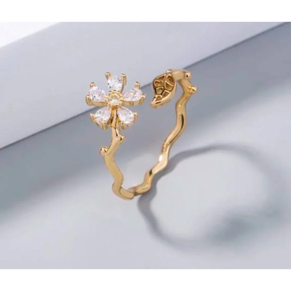 Flower Ring Adjustable One Size Womens Wrap Cuff Rhinestone Daisy Gold tone New - Picture 2 of 9